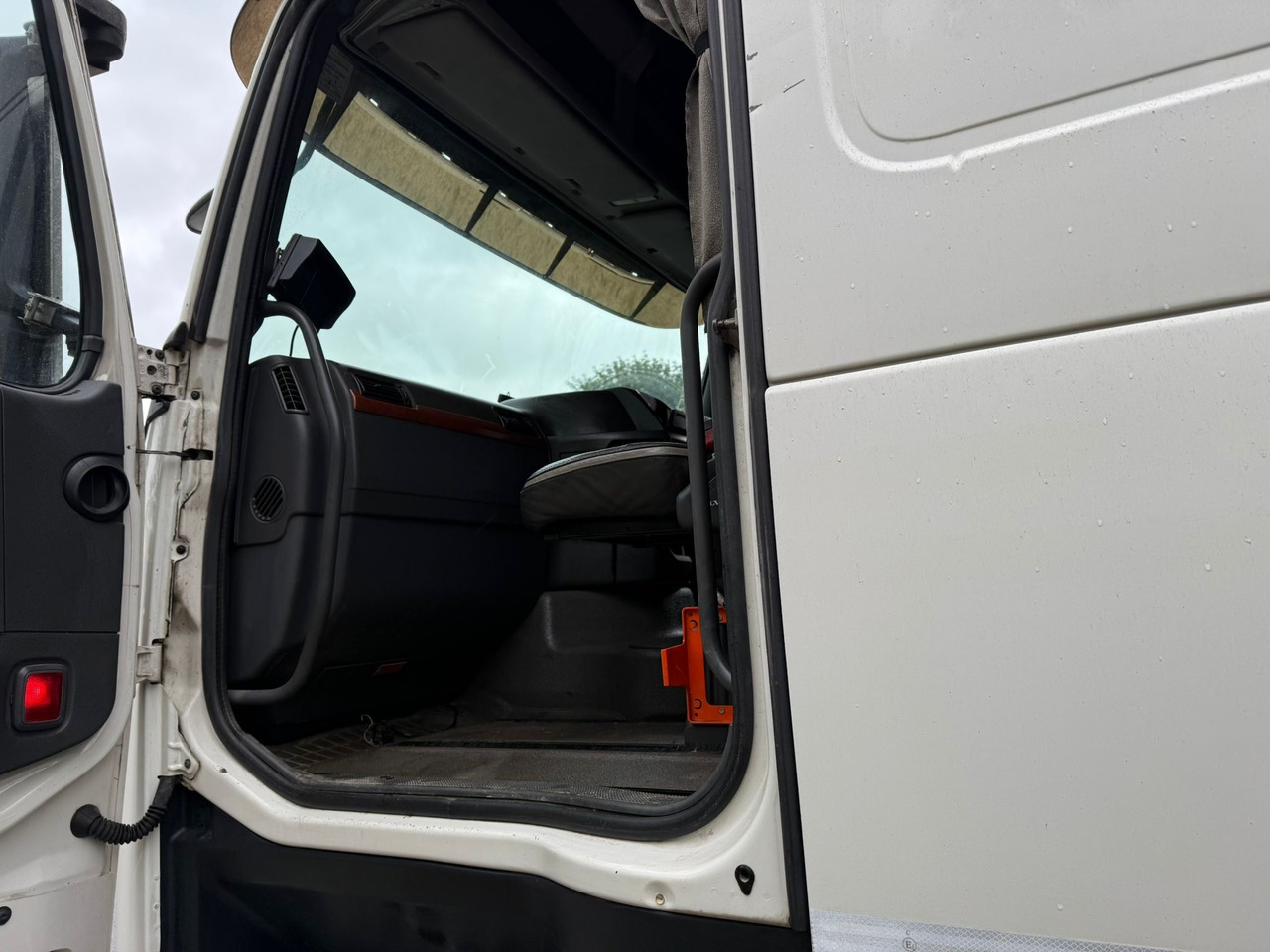 Tractor unit 2011 Volvo FH 500 Tractor Unit: picture 23