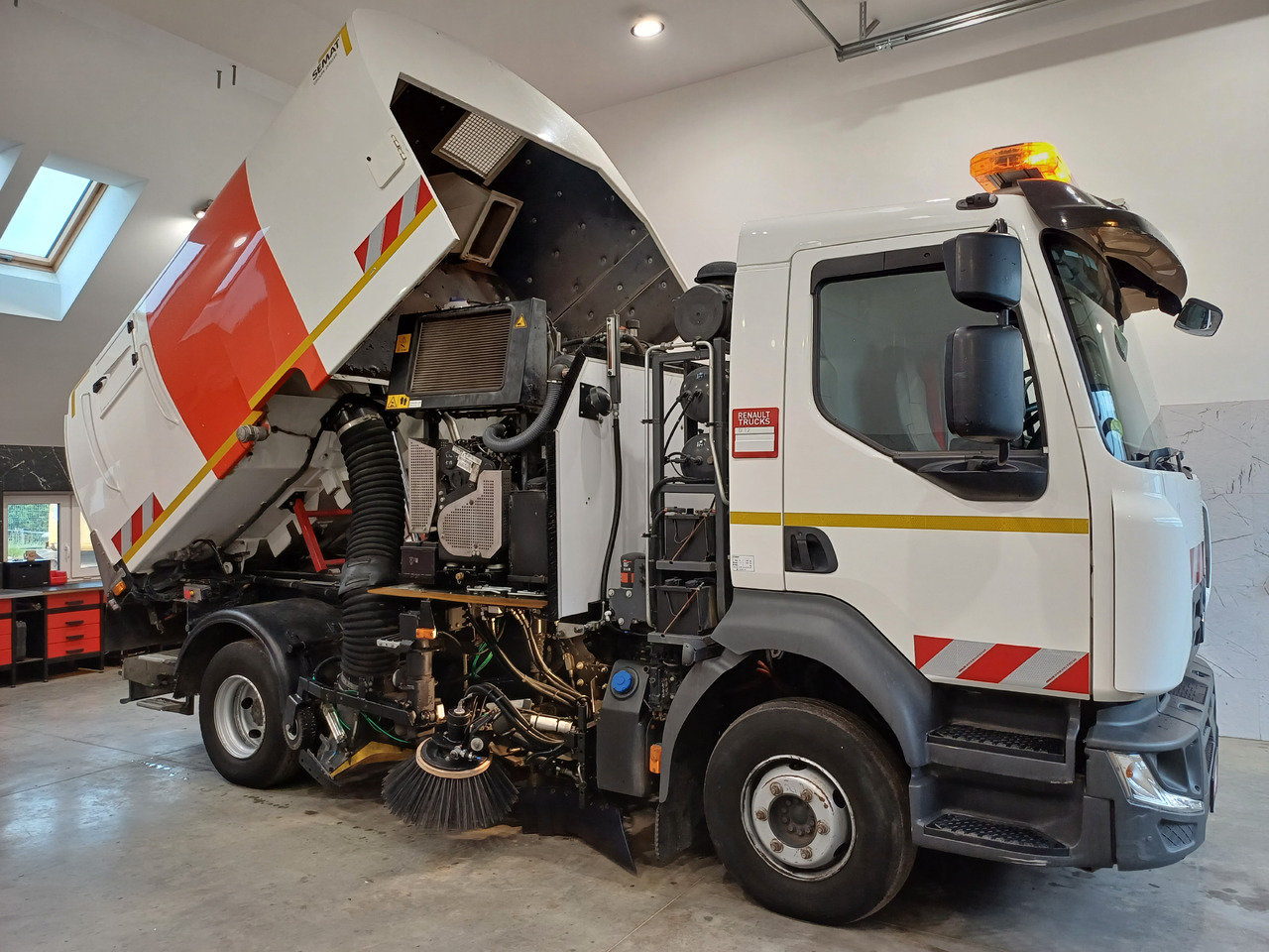 RENAULT D12 Zamiatarka Kehrmaschine 2 Motoren SEMAT Zoeller Szczotki L/R Euro 6 PM10 2017r - Road sweeper: picture 5 RENAULT D12 Zamiatarka Kehrmaschine 2 Motoren SEMAT Zoeller Szczotki L/R Euro 6 PM10 2017r - Road sweeper: picture 5