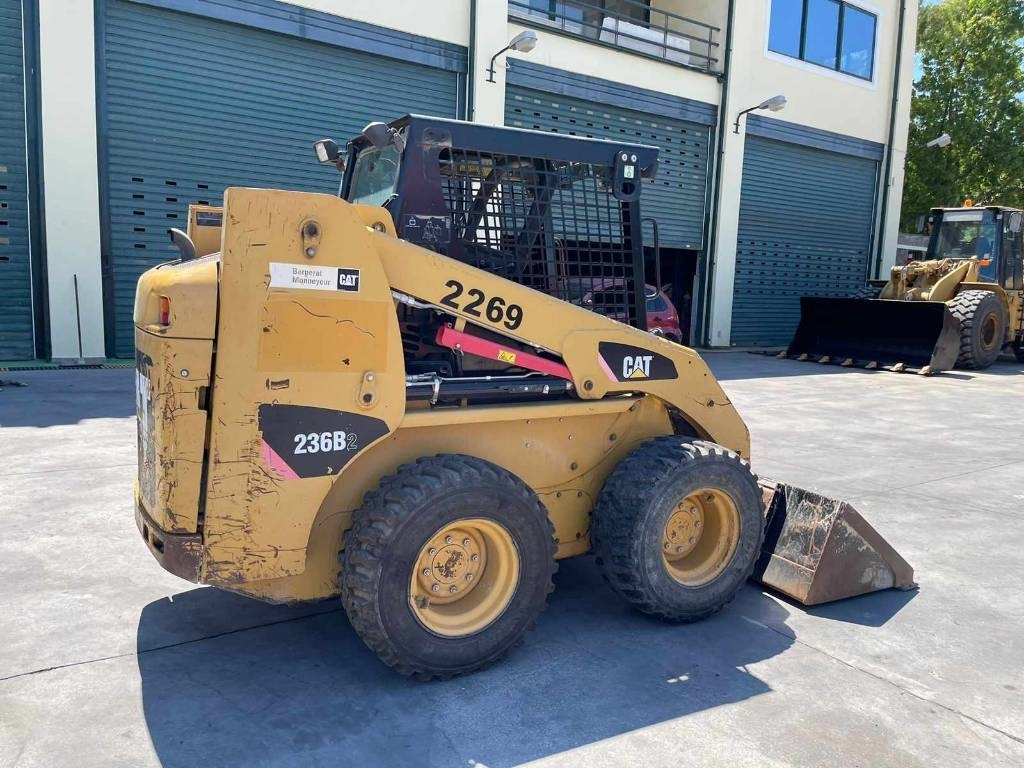 Skid steer loader CAT 236 B: picture 12