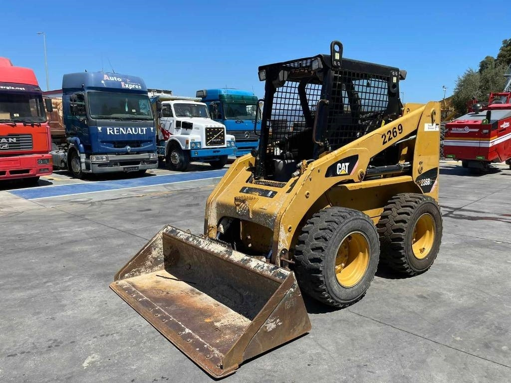 Skid steer loader CAT 236 B: picture 11