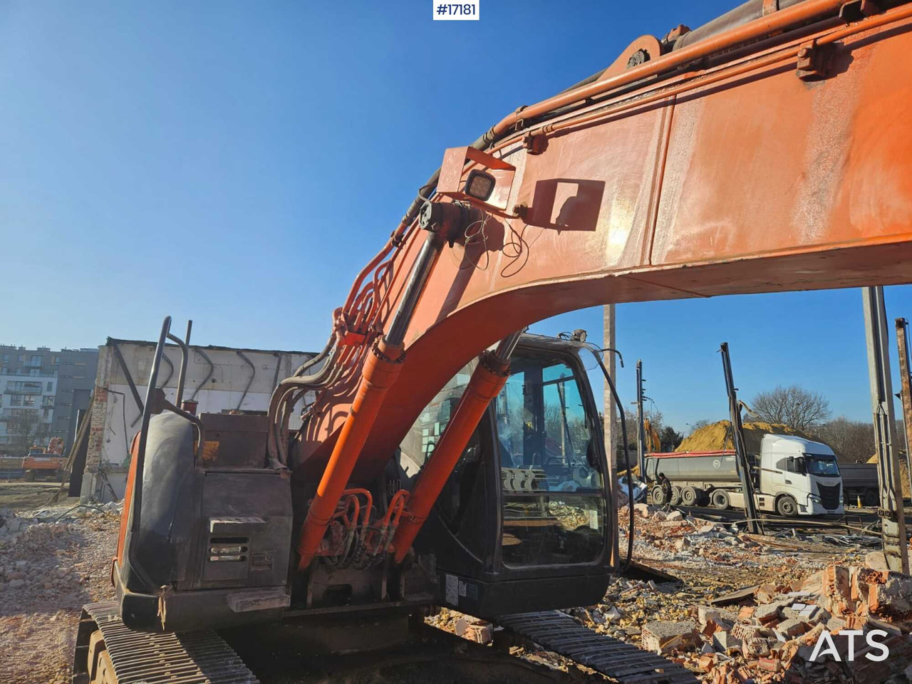 Hydraulic excavator Hitachi ZX225 LC (2013) - Crawler excavator: picture 4 Hydraulic excavator Hitachi ZX225 LC (2013) - Crawler excavator: picture 4
