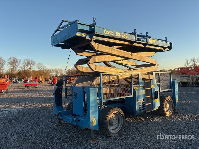 2013 Genie GS-3390 4x4 Diesel Scissor Lift - Scissor lift: picture 3 2013 Genie GS-3390 4x4 Diesel Scissor Lift - Scissor lift: picture 3