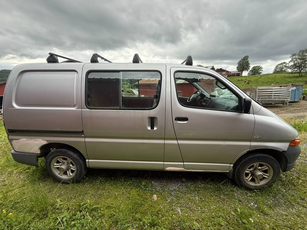 Small van Toyota Hiace 4x4: picture 8