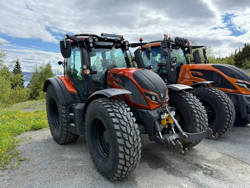 Valtra N175 V inkl. Noremat armklipper kantslåttløsning - Farm tractor: picture 3 Valtra N175 V inkl. Noremat armklipper kantslåttløsning - Farm tractor: picture 3