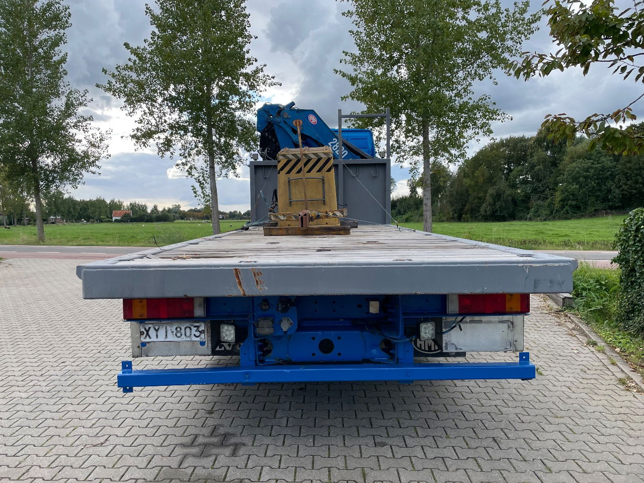 Volvo FH 16 FH16 420 with HMF 2820 crane with jib and front stamps Very Good Condition - Crane truck: picture 4 Volvo FH 16 FH16 420 with HMF 2820 crane with jib and front stamps Very Good Condition - Crane truck: picture 4