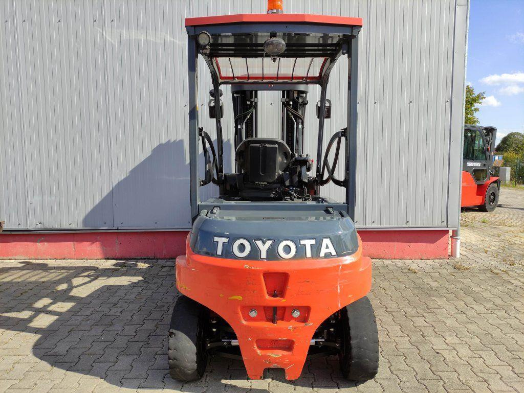 Toyota 8FBMT40 - Electric forklift: picture 4 Toyota 8FBMT40 - Electric forklift: picture 4