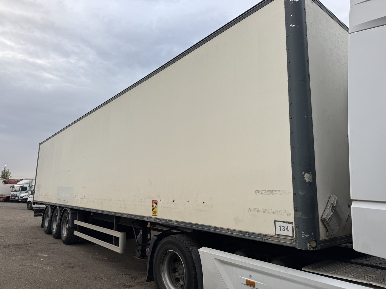 FRUEHAUF Fourgon - Closed box semi-trailer: picture 2 FRUEHAUF Fourgon - Closed box semi-trailer: picture 2