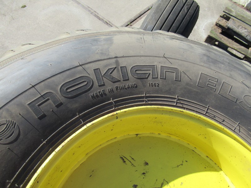 John Deere 5515V NOKIAN 550/60R22.5 + Voor Banden + Velg - Wheel and tire package for Compact tractor: picture 4 John Deere 5515V NOKIAN 550/60R22.5 + Voor Banden + Velg - Wheel and tire package for Compact tractor: picture 4