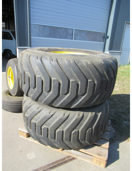 John Deere 5515V NOKIAN 550/60R22.5 + Voor Banden + Velg - Wheel and tire package for Compact tractor: picture 3 John Deere 5515V NOKIAN 550/60R22.5 + Voor Banden + Velg - Wheel and tire package for Compact tractor: picture 3
