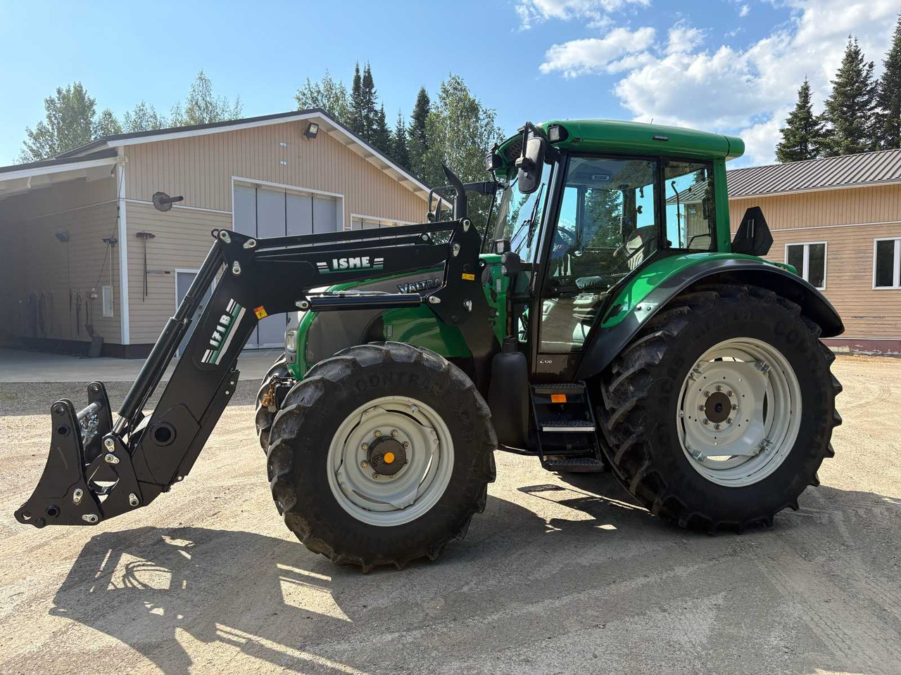 Tractor Valtra C120 4.4 - Farm tractor: picture 2 Tractor Valtra C120 4.4 - Farm tractor: picture 2