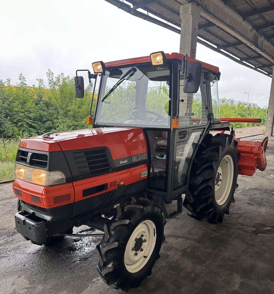 Kubota 320 - Farm tractor: picture 2 Kubota 320 - Farm tractor: picture 2