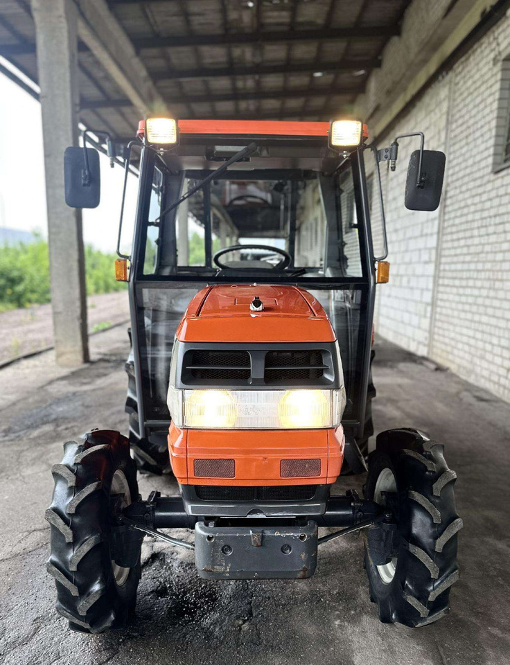 Kubota 320 - Farm tractor: picture 3 Kubota 320 - Farm tractor: picture 3
