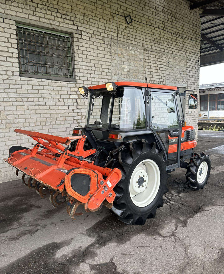 Kubota 320 - Farm tractor: picture 4 Kubota 320 - Farm tractor: picture 4