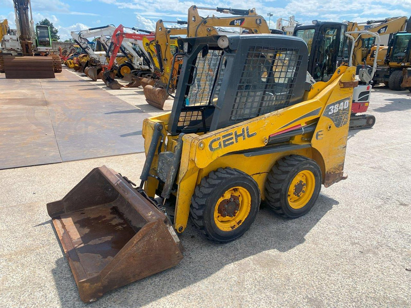 Skid steer loader Gehl SL3840: picture 1