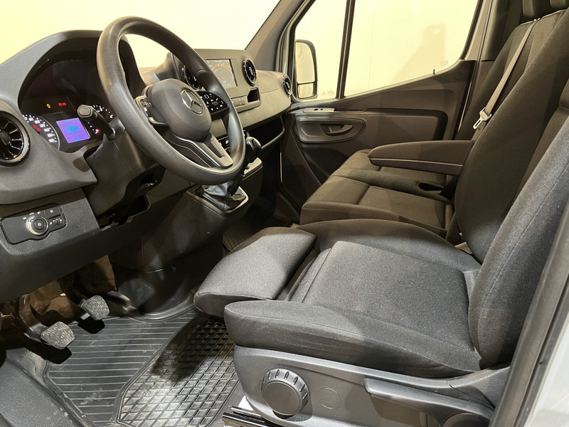 Mercedes-Benz Sprinter 315 CDI L3 RWD Open Laadbak / Euro 6 / Airco / MBUX / CarPlay / Navigatie / 3-Zits / 75.200 KM !! / BPM VRIJ !! - Flatbed van: picture 5 Mercedes-Benz Sprinter 315 CDI L3 RWD Open Laadbak / Euro 6 / Airco / MBUX / CarPlay / Navigatie / 3-Zits / 75.200 KM !! / BPM VRIJ !! - Flatbed van: picture 5