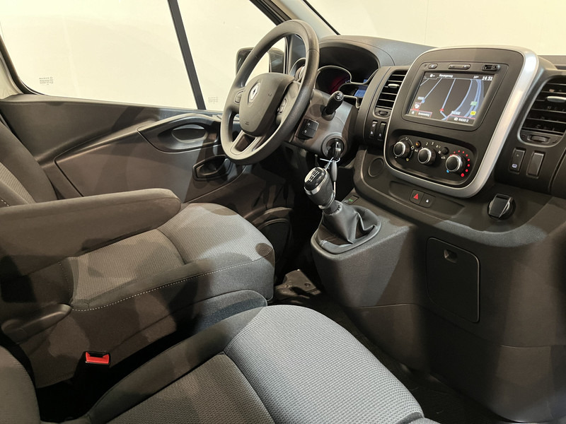 Renault Trafic 2.0 dCi L1H1 120 PK Servicebus / Sortimo Inrichting / Euro 6 / Airco / Camera / CarPlay / Cruise Control / Navigatie / 3-Zits / 27.800 KM !! / BPM VRIJ !! - Small van: picture 3 Renault Trafic 2.0 dCi L1H1 120 PK Servicebus / Sortimo Inrichting / Euro 6 / Airco / Camera / CarPlay / Cruise Control / Navigatie / 3-Zits / 27.800 KM !! / BPM VRIJ !! - Small van: picture 3