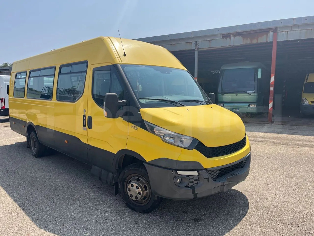 School bus Iveco Daily: picture 1