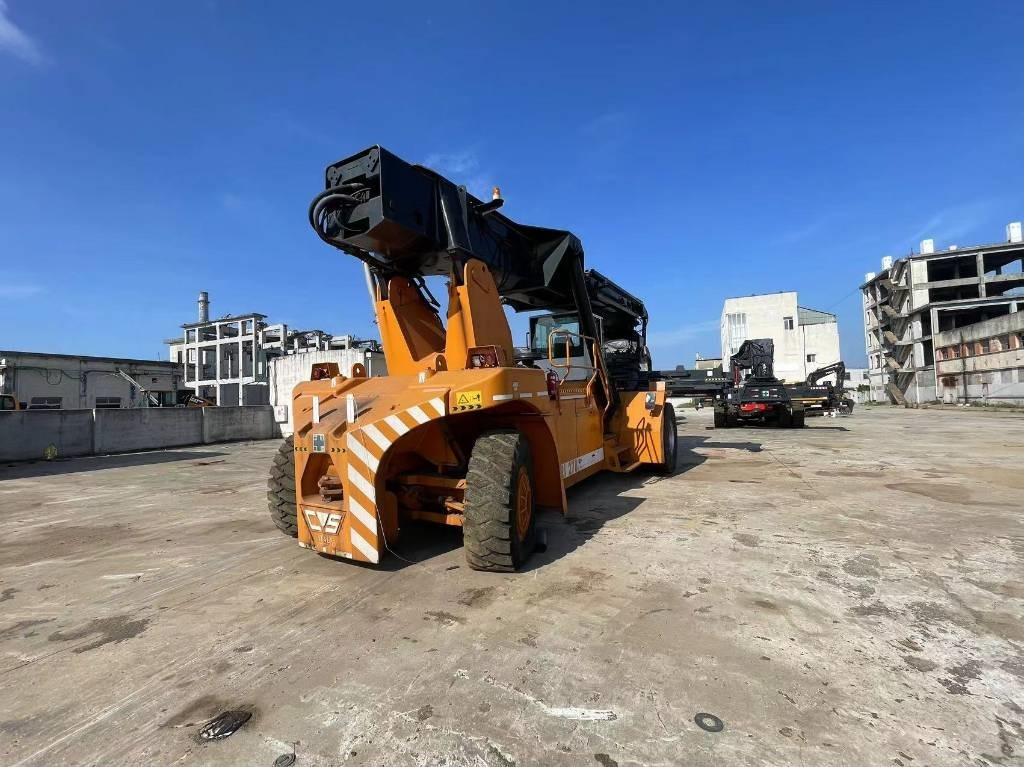 CVS Ferrari F 278.6 - Reach stacker: picture 3 CVS Ferrari F 278.6 - Reach stacker: picture 3