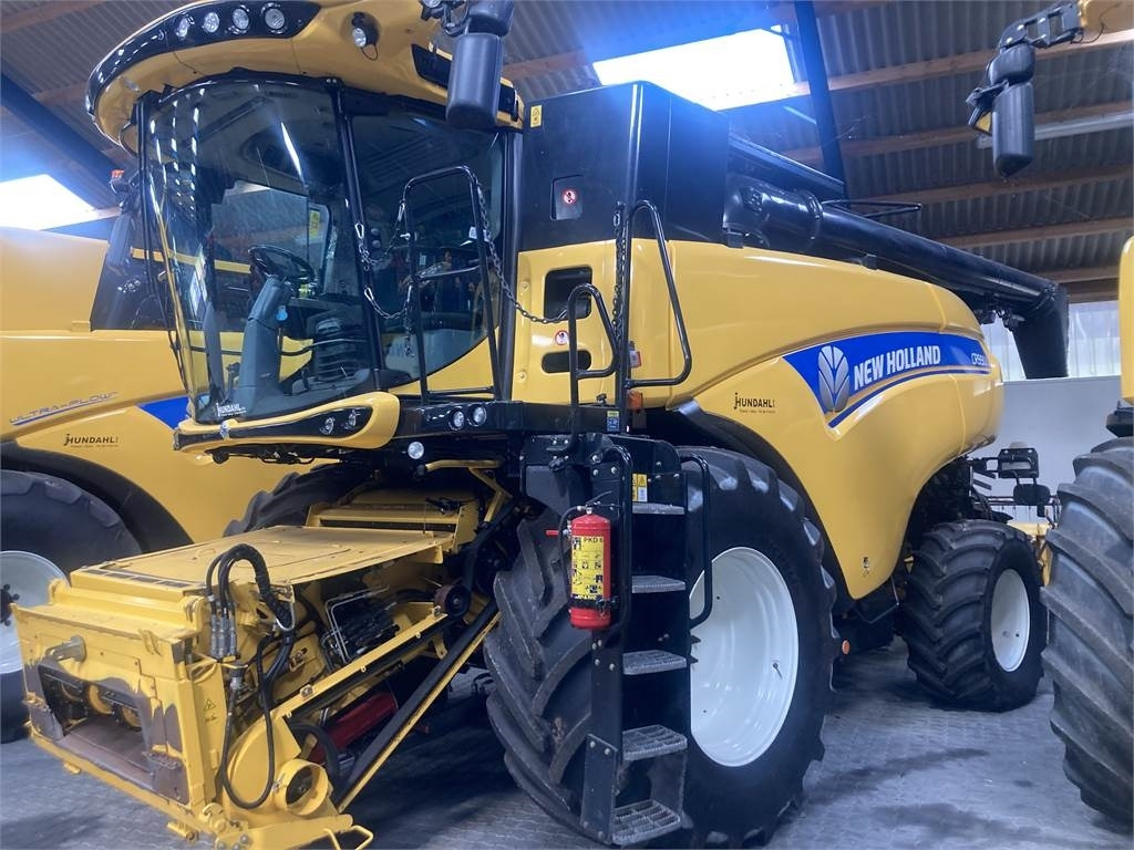 New Holland CR.9.90 SLH - Combine harvester: picture 1 New Holland CR.9.90 SLH - Combine harvester: picture 1