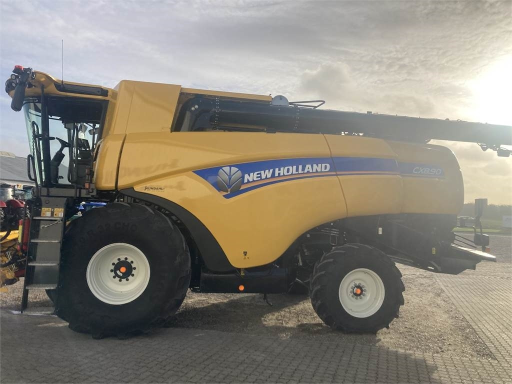 New Holland CX8.90 STAGE 5 - Combine harvester: picture 4 New Holland CX8.90 STAGE 5 - Combine harvester: picture 4