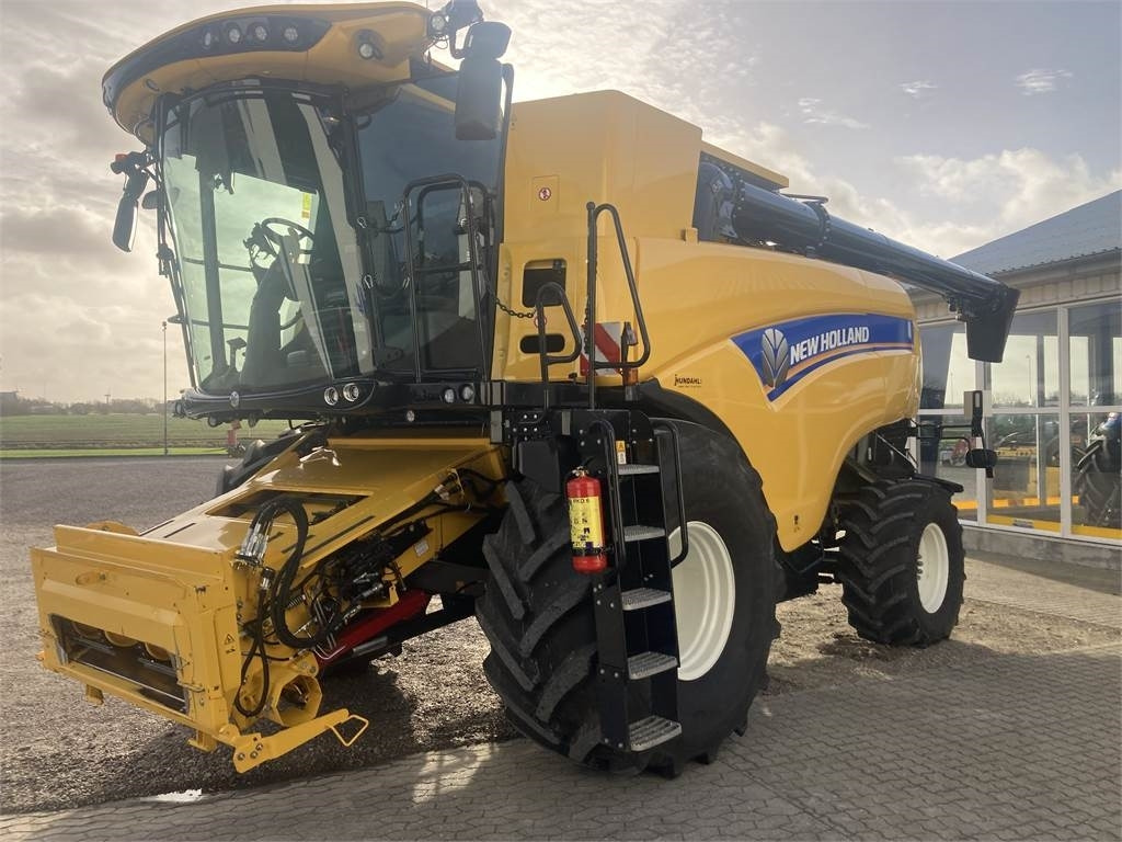New Holland CX8.90 STAGE 5 - Combine harvester: picture 3 New Holland CX8.90 STAGE 5 - Combine harvester: picture 3
