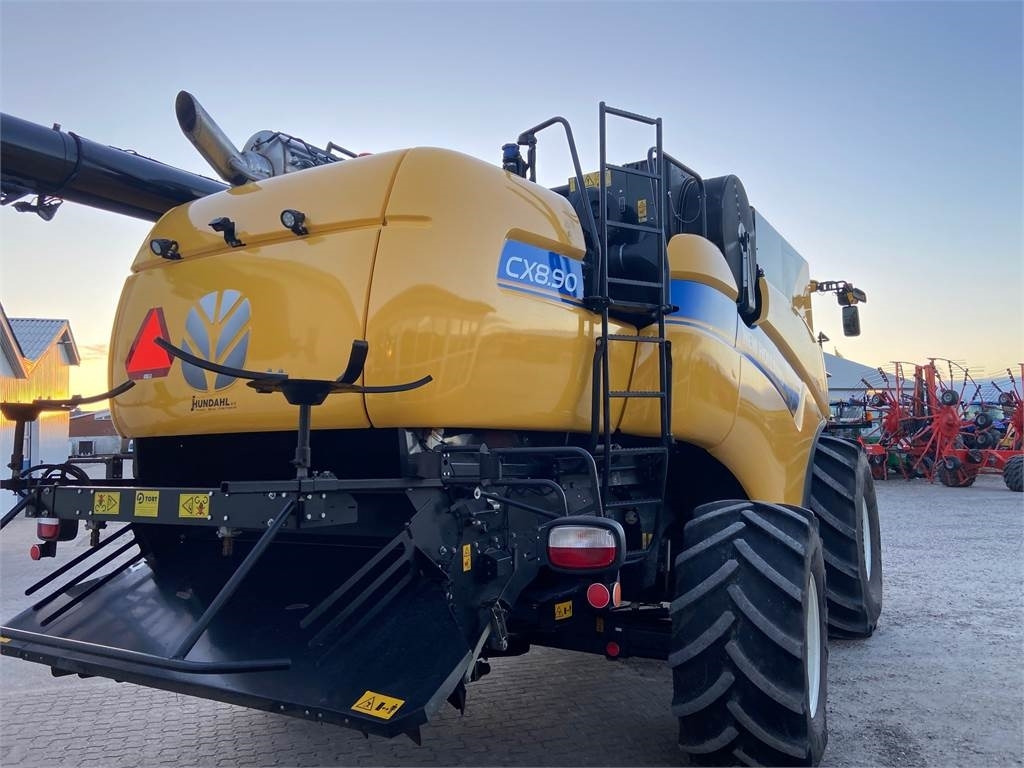 New Holland CX8.90 STAGE5 SLH - Combine harvester: picture 3 New Holland CX8.90 STAGE5 SLH - Combine harvester: picture 3