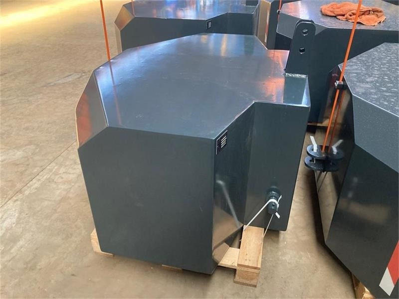 - - - 1800 KG - Counterweight: picture 2 - - - 1800 KG - Counterweight: picture 2
