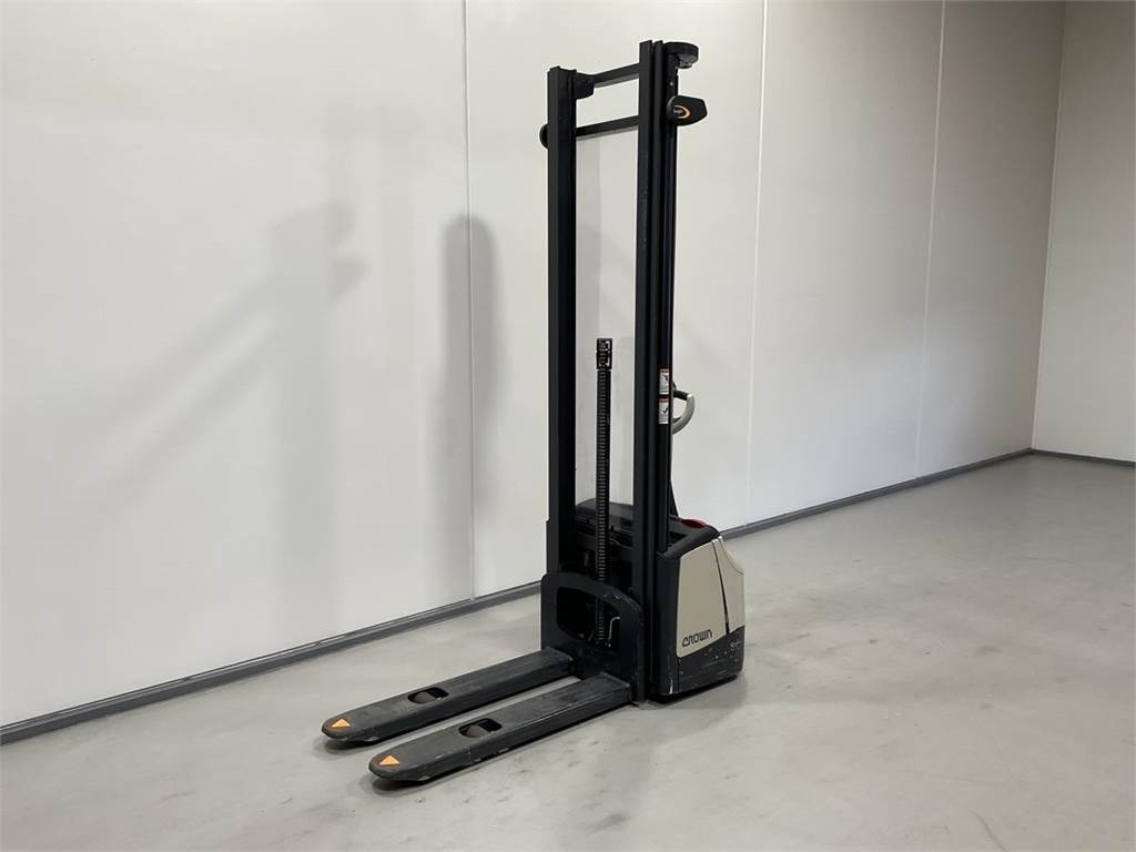 Crown WF3000-1,2 TF - Stacker: picture 4 Crown WF3000-1,2 TF - Stacker: picture 4