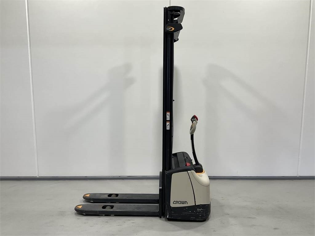 Crown WF3000-1,2 TF - Stacker: picture 3 Crown WF3000-1,2 TF - Stacker: picture 3