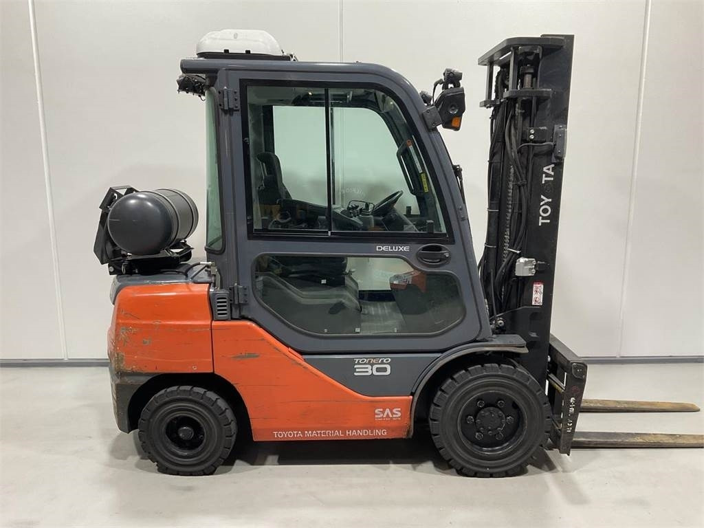 Toyota 02-8FGF30 - LPG forklift: picture 1 Toyota 02-8FGF30 - LPG forklift: picture 1