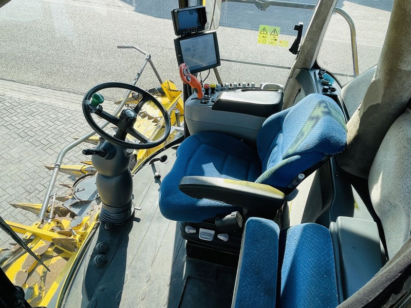 New Holland FR700 Forage Harvester 10 Row header - Forage harvester: picture 3 New Holland FR700 Forage Harvester 10 Row header - Forage harvester: picture 3