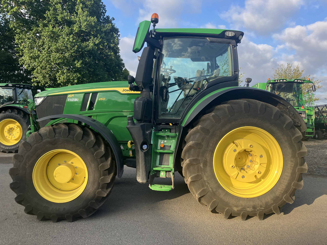 John Deer 6R 250 - Farm tractor: picture 2 John Deer 6R 250 - Farm tractor: picture 2