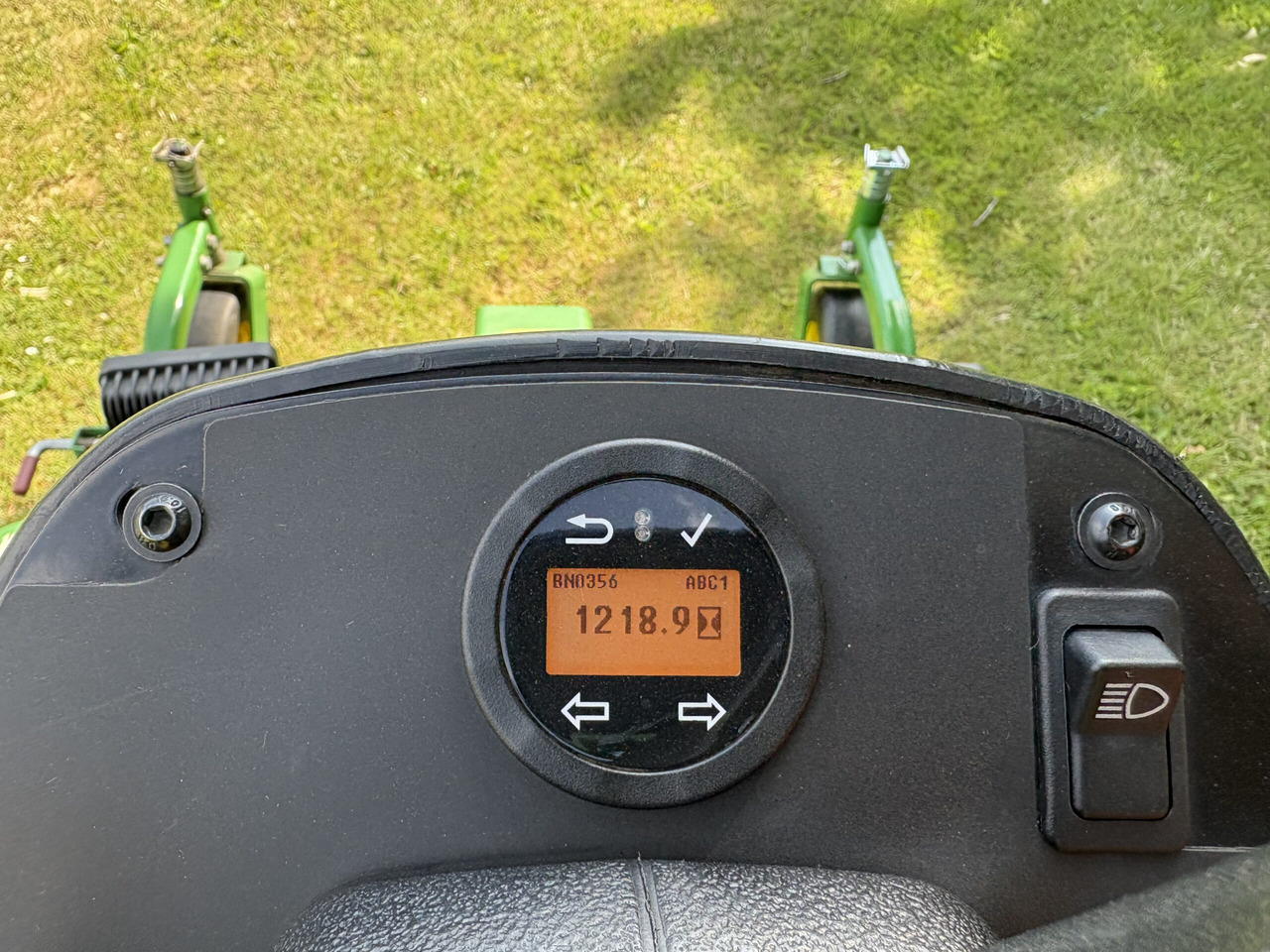 John Deere 1570 C/W 60" rear discharge deck - Garden mower: picture 5 John Deere 1570 C/W 60" rear discharge deck - Garden mower: picture 5