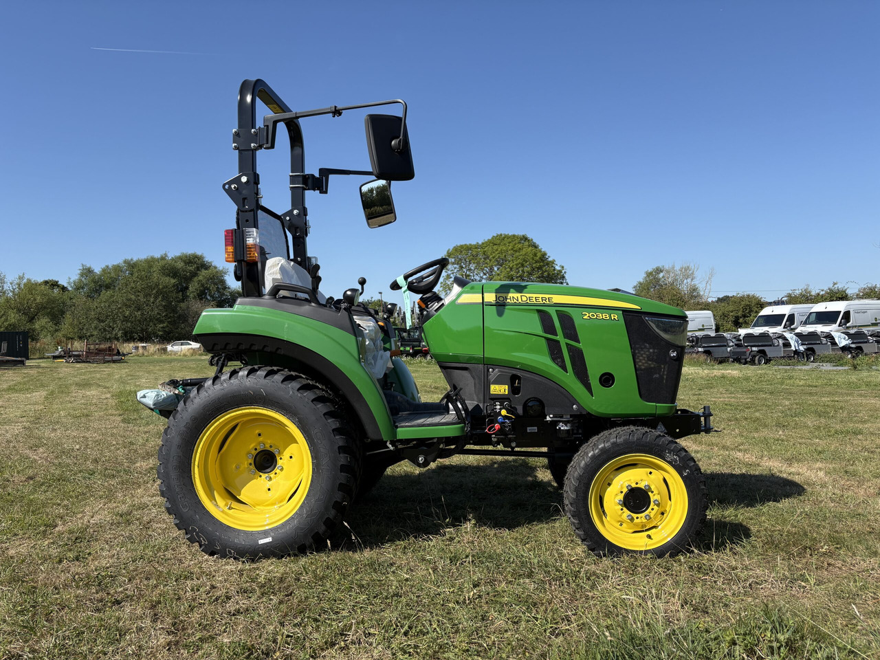 John Deere 2038R Compact Tractor - Compact tractor: picture 4 John Deere 2038R Compact Tractor - Compact tractor: picture 4