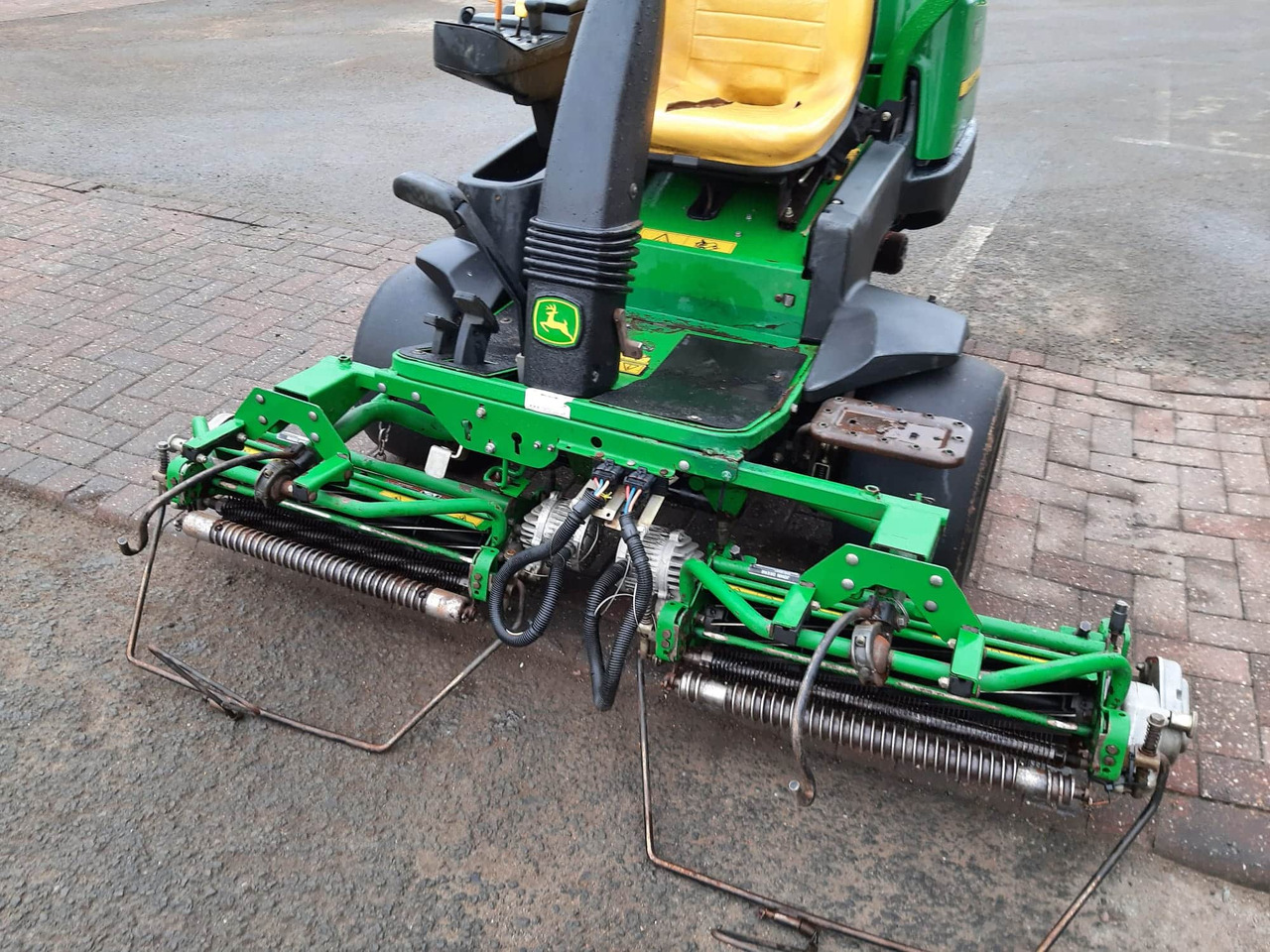 Garden mower John Deere 2500E greens triple mower: picture 6