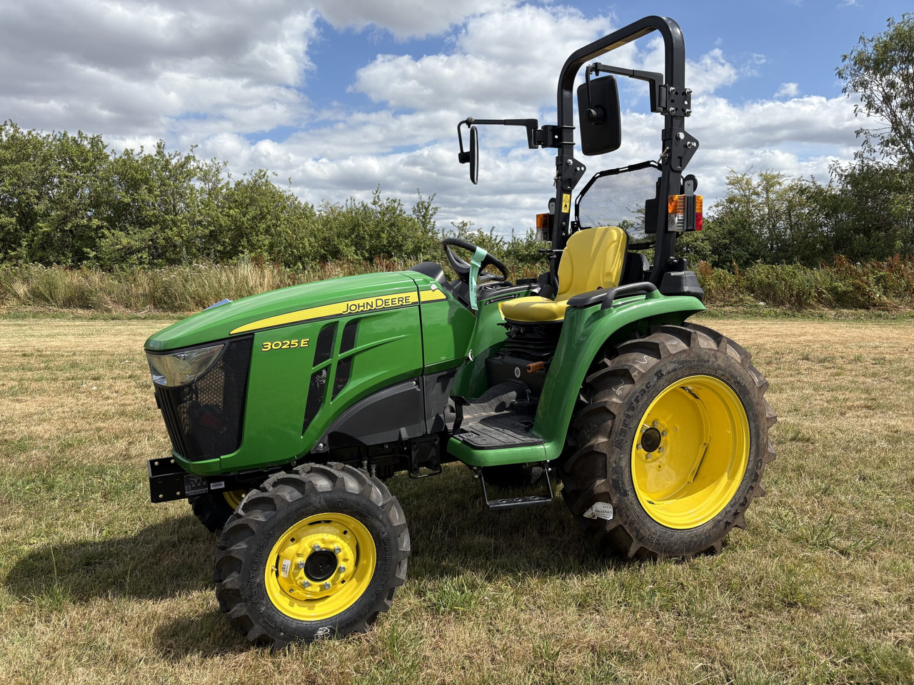 John Deere 3025E Compact Tractor - Compact tractor: picture 1 John Deere 3025E Compact Tractor - Compact tractor: picture 1