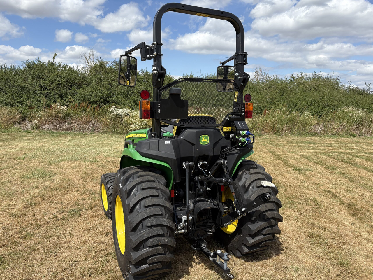 John Deere 3025E Compact Tractor - Compact tractor: picture 2 John Deere 3025E Compact Tractor - Compact tractor: picture 2