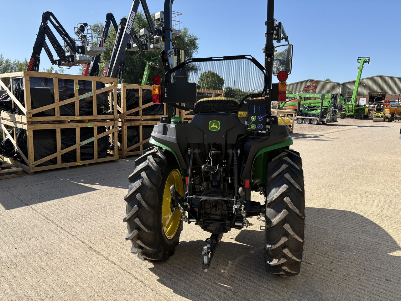 John Deere 3025E Compact Tractor - Compact tractor: picture 2 John Deere 3025E Compact Tractor - Compact tractor: picture 2