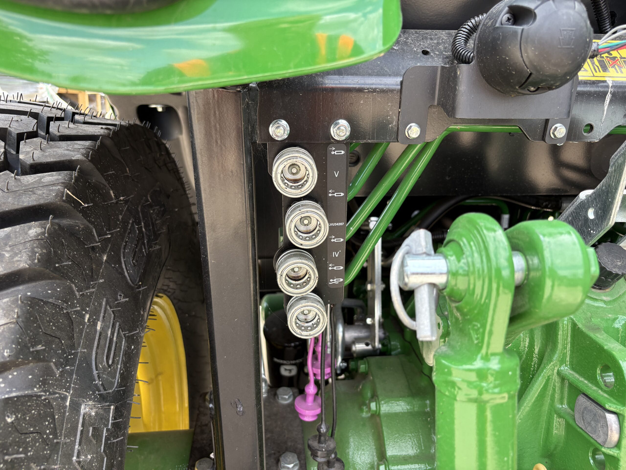 John Deere 4052R Compact Tractor - Compact tractor: picture 5 John Deere 4052R Compact Tractor - Compact tractor: picture 5