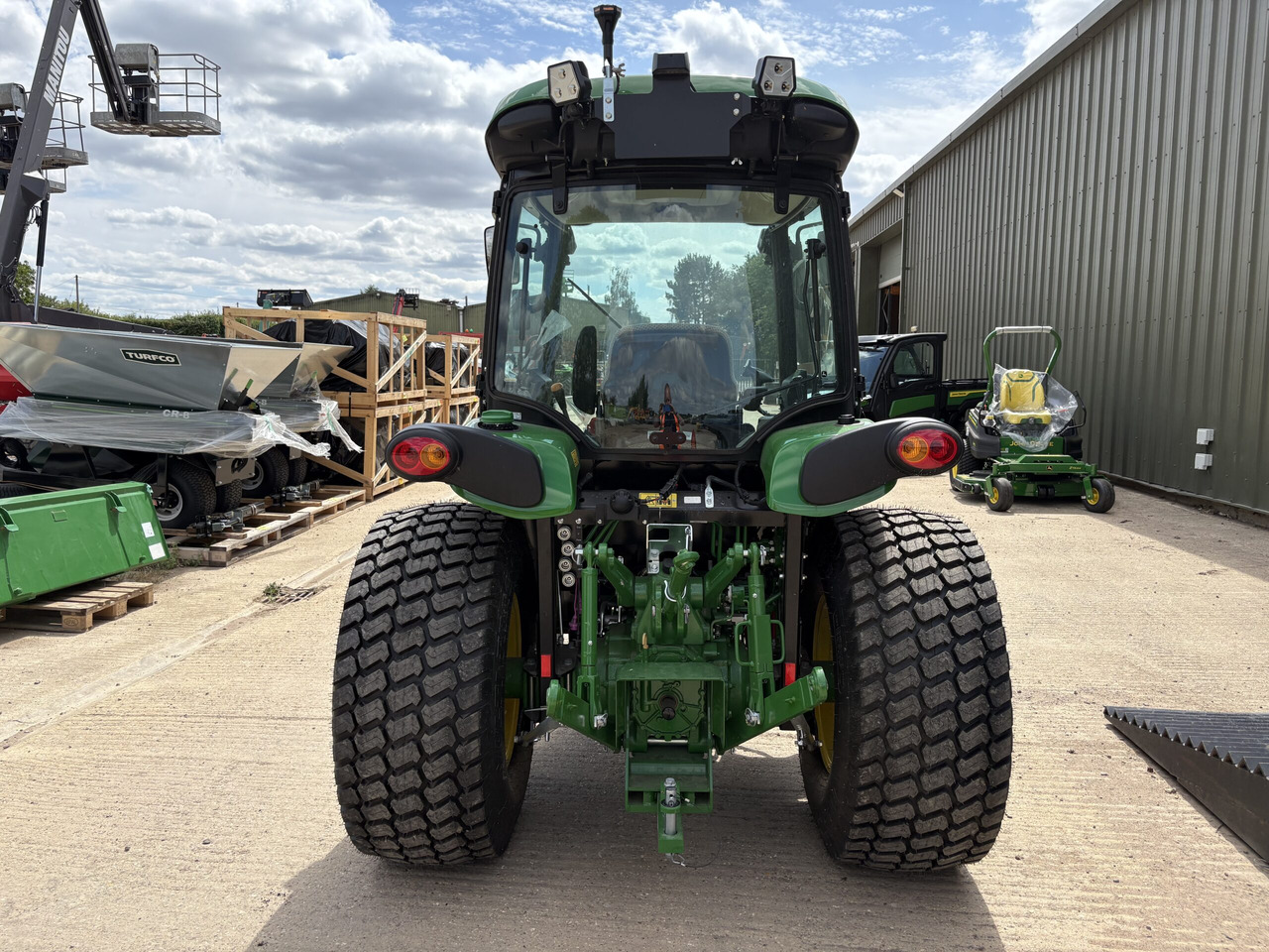 John Deere 4052R Compact Tractor - Compact tractor: picture 4 John Deere 4052R Compact Tractor - Compact tractor: picture 4