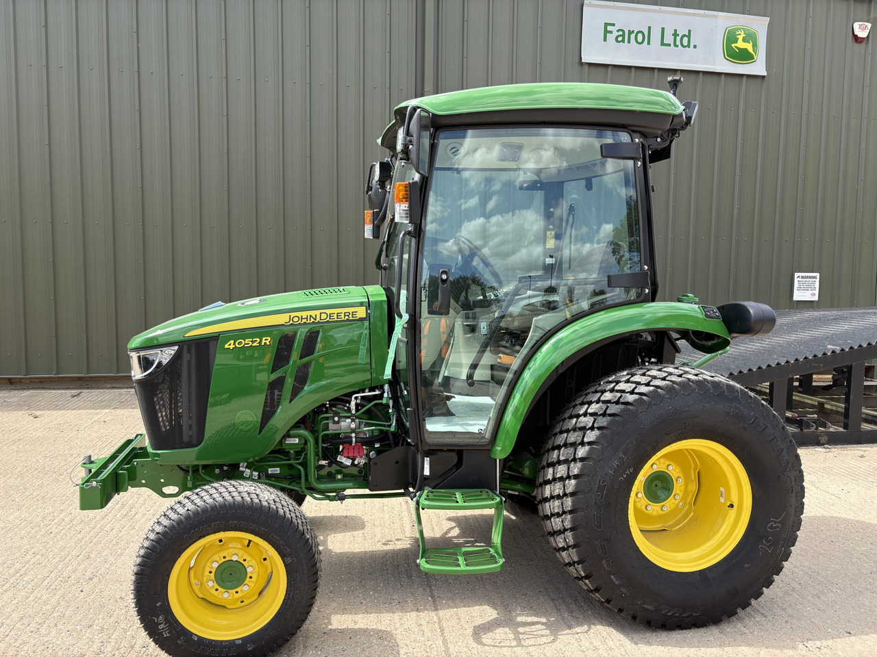 John Deere 4052R Compact Tractor - Compact tractor: picture 1 John Deere 4052R Compact Tractor - Compact tractor: picture 1