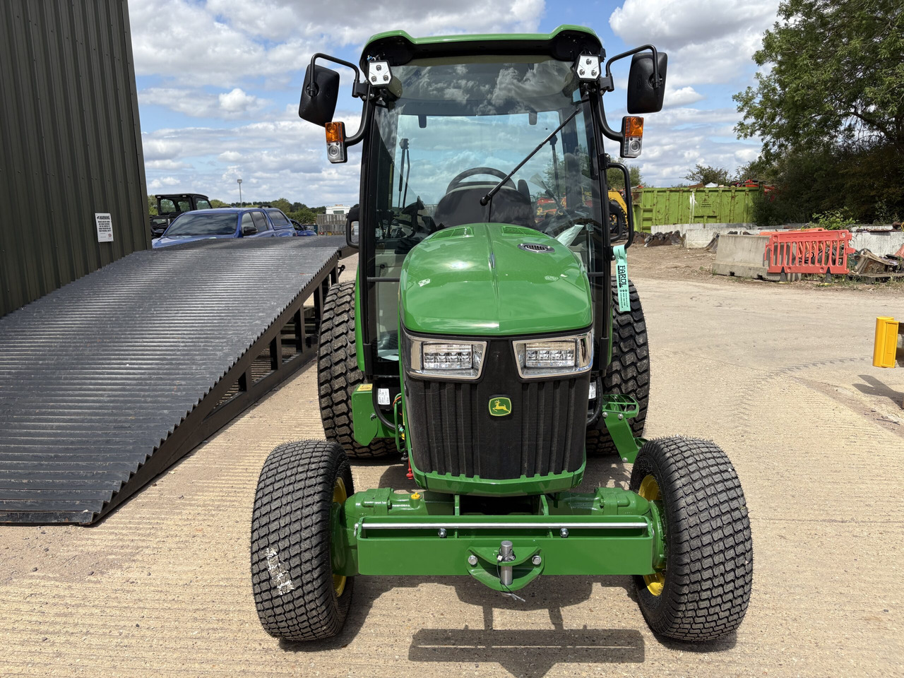 John Deere 4052R Compact Tractor - Compact tractor: picture 2 John Deere 4052R Compact Tractor - Compact tractor: picture 2