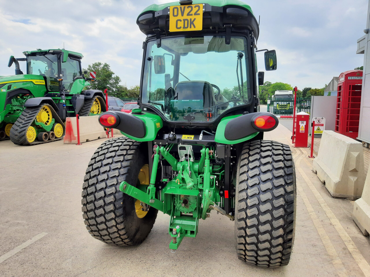 John Deere 4066R Compact Tractor - Compact tractor: picture 4 John Deere 4066R Compact Tractor - Compact tractor: picture 4