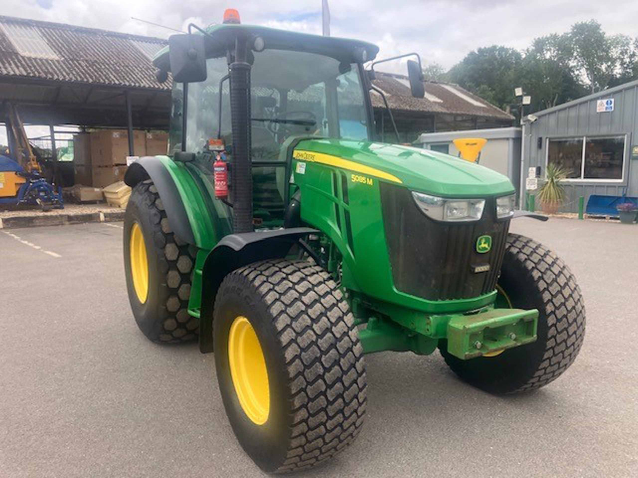 John Deere 5085M - Farm tractor: picture 4 John Deere 5085M - Farm tractor: picture 4