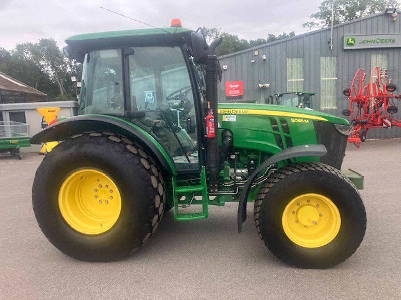 John Deere 5085M - Farm tractor: picture 5 John Deere 5085M - Farm tractor: picture 5