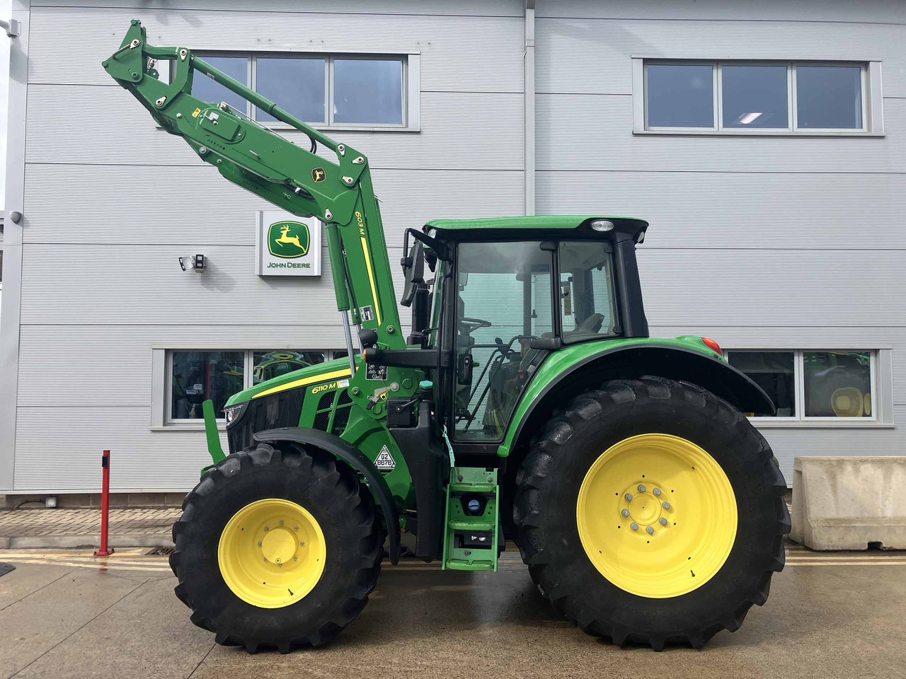 John Deere 6110M - Farm tractor: picture 2 John Deere 6110M - Farm tractor: picture 2