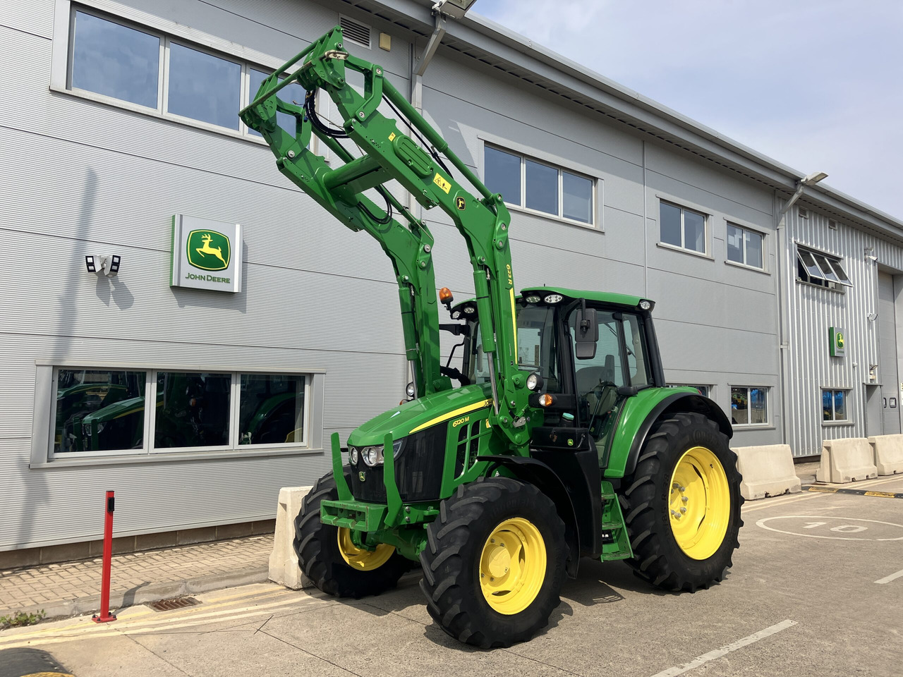 John Deere 6120M + 623R Loader - Farm tractor: picture 1 John Deere 6120M + 623R Loader - Farm tractor: picture 1