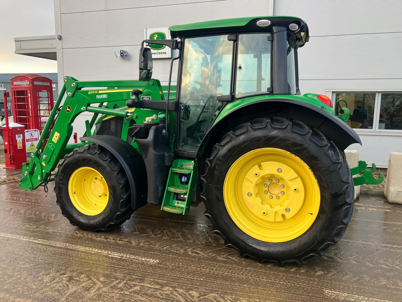 John Deere 6120M - Farm tractor: picture 4 John Deere 6120M - Farm tractor: picture 4