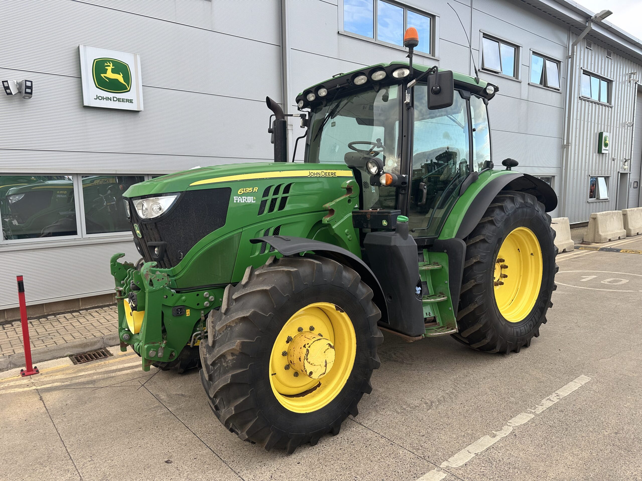 John Deere 6135R - Farm tractor: picture 1 John Deere 6135R - Farm tractor: picture 1