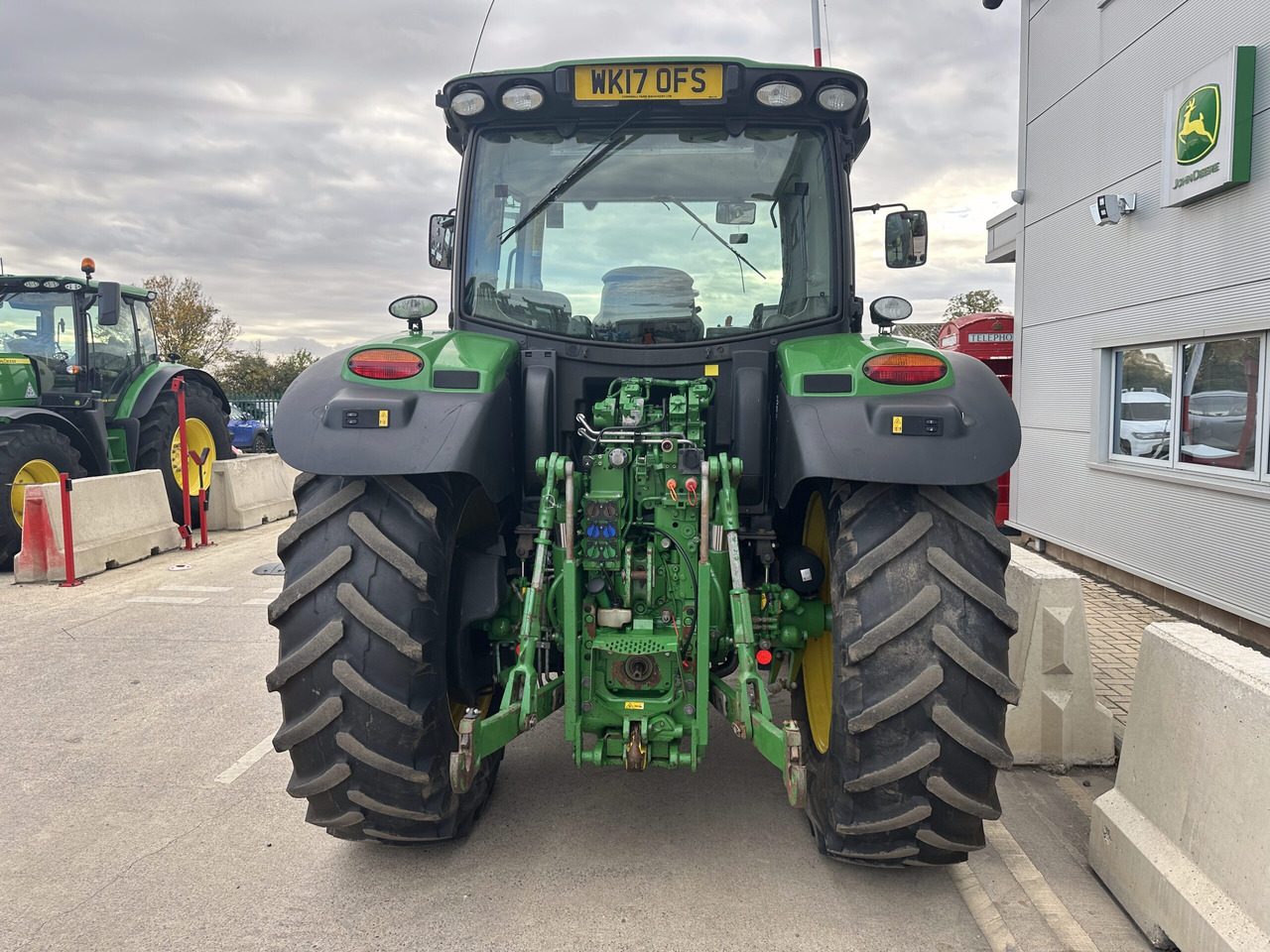 John Deere 6135R - Farm tractor: picture 4 John Deere 6135R - Farm tractor: picture 4